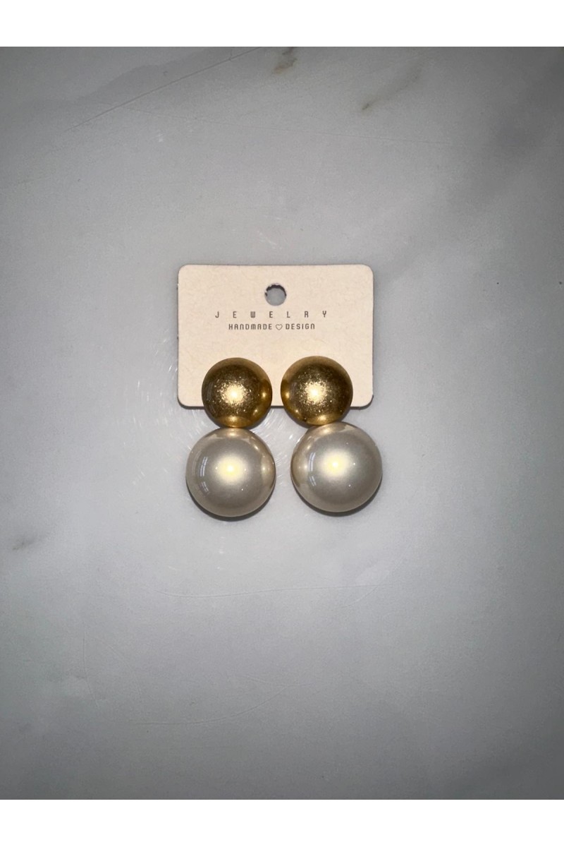 Pendientes bola nácar beig
