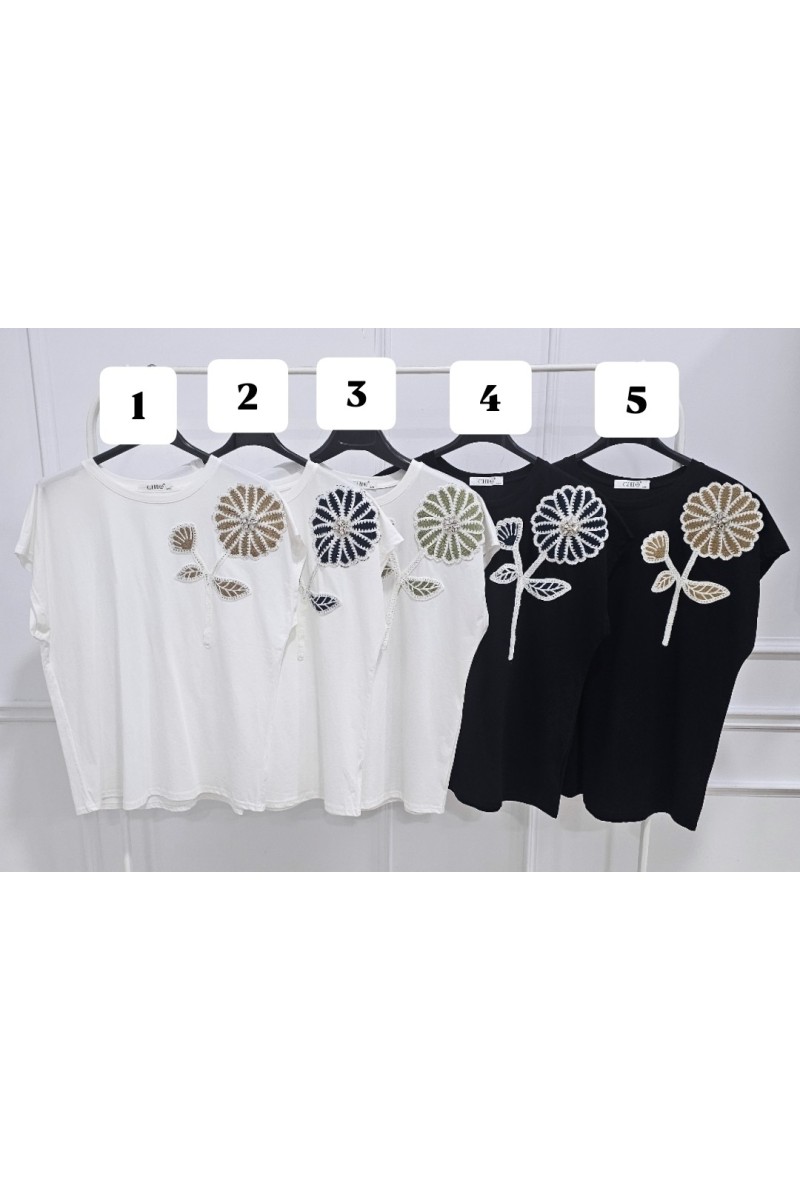 Camiseta flor bordada